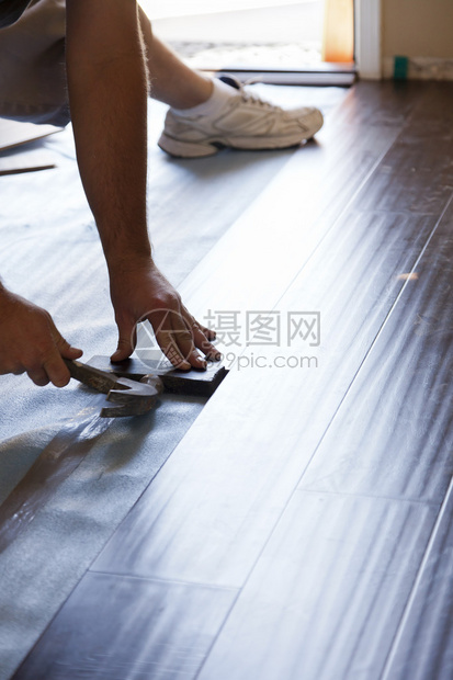 安装新压木地板摘要ManinstallingnewLatyleWoodFlooringBestim图片