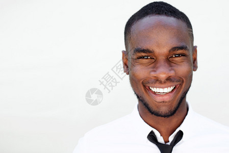 在白色背景下微笑的英俊年轻非洲男子图片