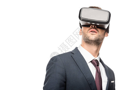 青年商人使用虚拟现实耳机在白图片