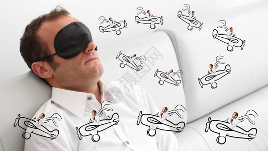 睡在机场的人旅行概念图片