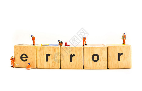 修补白色背景上隔开的木玩具字母误差的小型娃工程师的图片