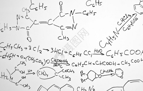 白板上的化学科公式图片