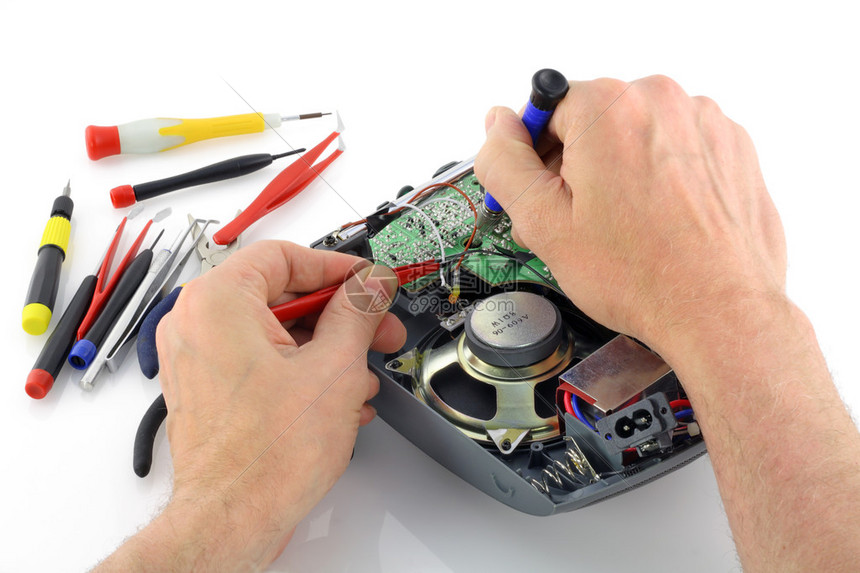 修理无线电的技师高清图片下载-正版图片502953474-摄图网