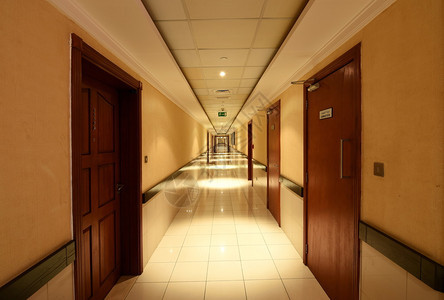 夜间大楼内的长廊图片