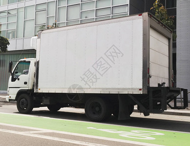 城市交通中的冷冻食品运送车有绿色标图片