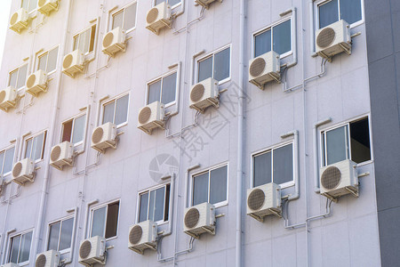 空调压缩机系统组装在建筑物的窗户上并图片