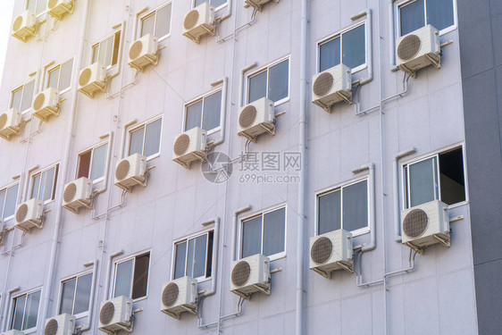 空调压缩机系统组装在建筑物的窗户上并图片