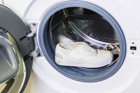 洗衣机里的脏白色运动鞋图片