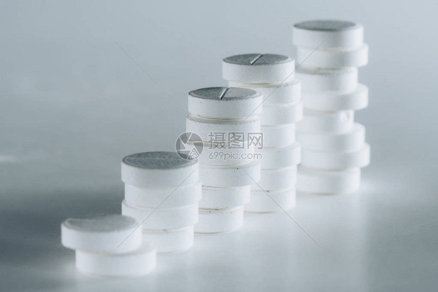 灰色圆形白色药丸的特写视图高清图片下载-正版图片502956237-摄图网