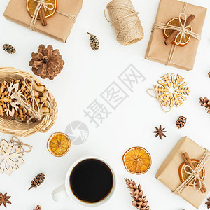 圆框由圣诞节装饰纸赠品盒咖啡杯和白底的松果盘组成图片