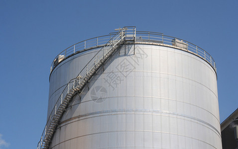 炼油厂的大筒仓图片