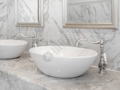 白色现代室内设计大理石浴室图片
