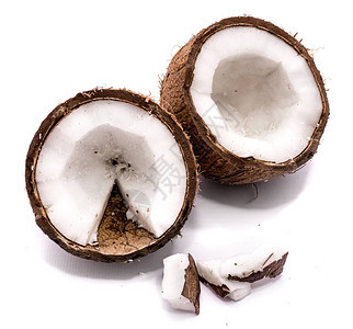 在白色背景上隔离的两半椰子和肉块图片