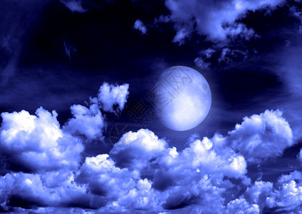月亮在夜空的云中美国航天局提供图片