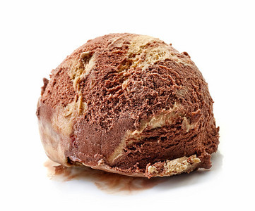 白色背景中分离的巧克力和花生冰淇淋球图片