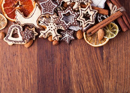 木桌上的自制圣诞饼干图片