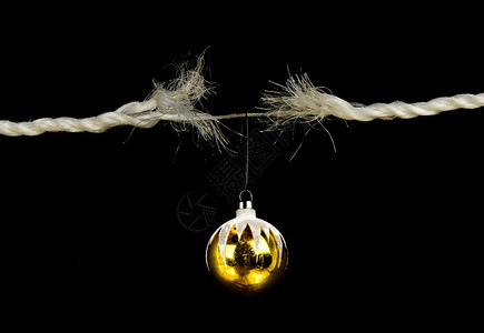 在黑色上孤立的带圣诞节灯泡的断裂绳子假日图片