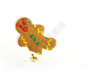 圣诞姜饼干男人很不高兴因为有人吃了他的腿碎屑被留在孤立的白种背景上所图片