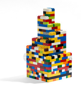 白底儿童或创造教育概念中由多彩塑料建筑块或砖头建造的塔台图片