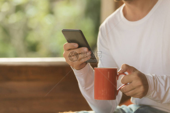 一个人拿着手机在沙发上图片