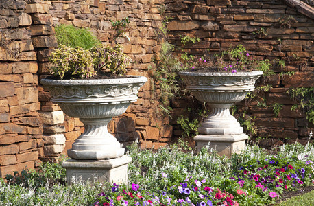 花园植物园环境中的两个混凝土瓮花盆图片