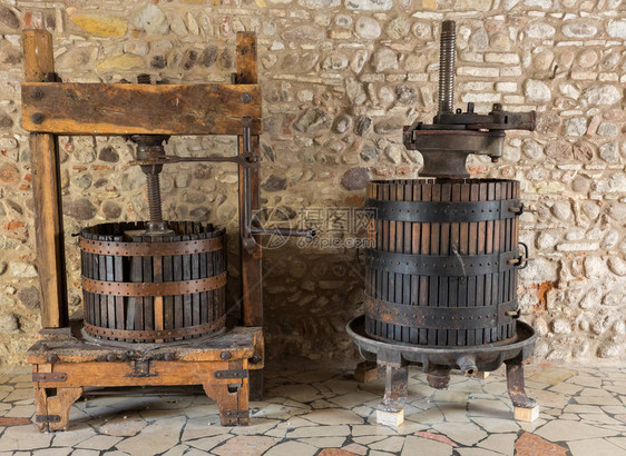 古老的葡萄酒出版社传统的酿图片
