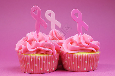 粉红纸杯蛋糕和粉红丝带符号为国际乳腺癌意识慈善月在1图片