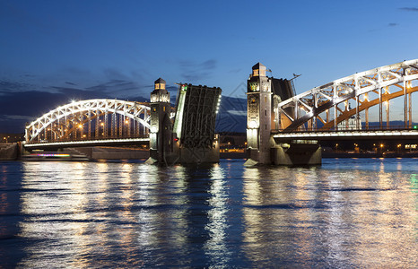 圣彼得堡涅瓦河上的桥将历史悠久的市中心与马来亚奥赫塔图片