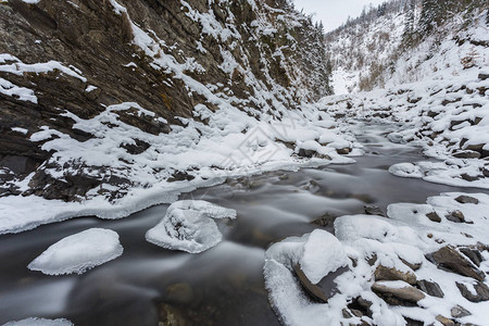 冬天有大石头的山区河流图片
