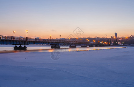 乌克兰顿涅茨克Donetsk的冬季寒雪之夜的背景图片