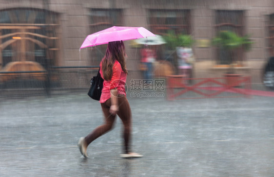 淋浴雨天走在街上的女人故意图片