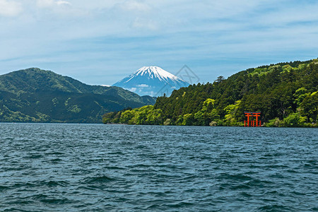 Ashi湖岸边的红色托里门在日本河图片