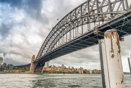 在阴天的悉尼海港大桥图片