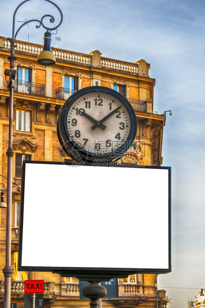一种典型的时钟广告牌分散在意大利的首都房间空白了图片