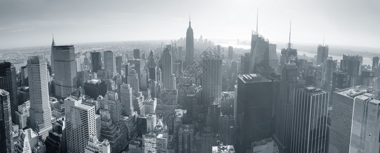 在曼哈顿市中心的空中全景中纽约市的天线图片