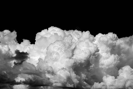 黑色背景上的白云背景图片