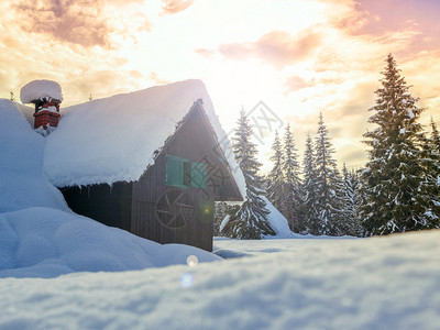 斯洛文尼亚阿尔卑斯欧洲的冬季度假屋背景图片