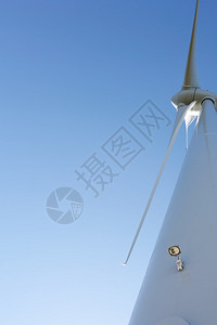 现代风车农场用于替代能源生产图片