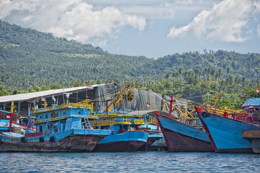 BitungSulawesiIndonesia港生锈图片