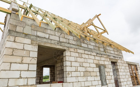 农村未完工的房子屋顶木结构的房子的一部分在欧洲村庄建房子建筑中的