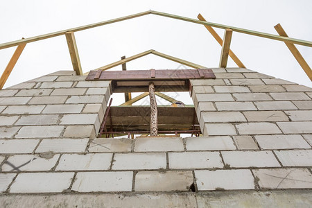 农村未完工的房子屋顶木结构的房子的一部分在欧洲村庄建房子建筑中的图片
