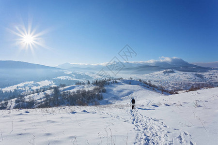 美丽的冬季风景和漫的旅游路线通向山区图片