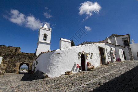 葡萄牙历史悠久的蒙萨拉兹村街道景象校图片