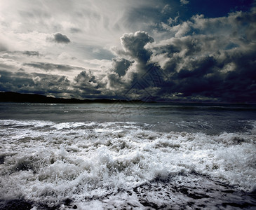 带海浪和云彩的图片