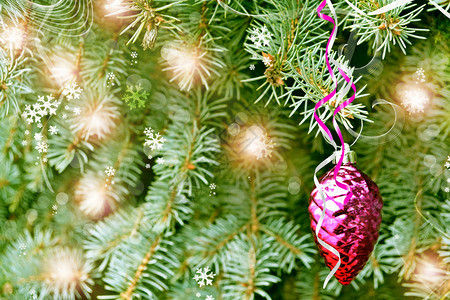 树上的圣诞玩具松果图片