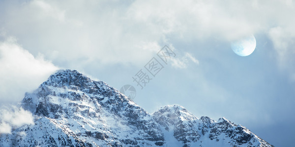 雪山高峰云雾和月图片