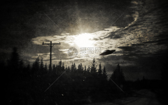 盘旋在阿拉斯加乡村的不明飞行物图片