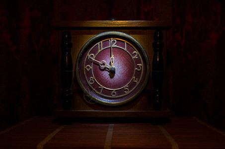 时间概念古老的木时钟脸图片