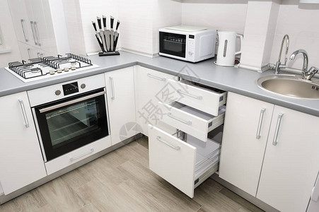 现代白色和黑色厨房电烤炉和煤气炉灶最起图片