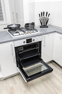 现代白色和黑色厨房开放式电炉灶和煤气炉灶最起图片